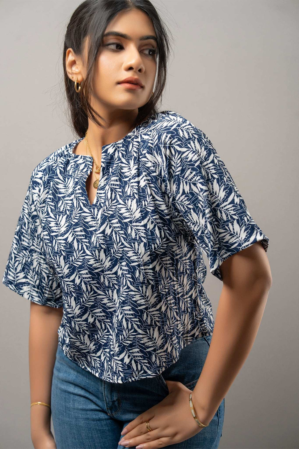 T183 l Clodia V Neck Top