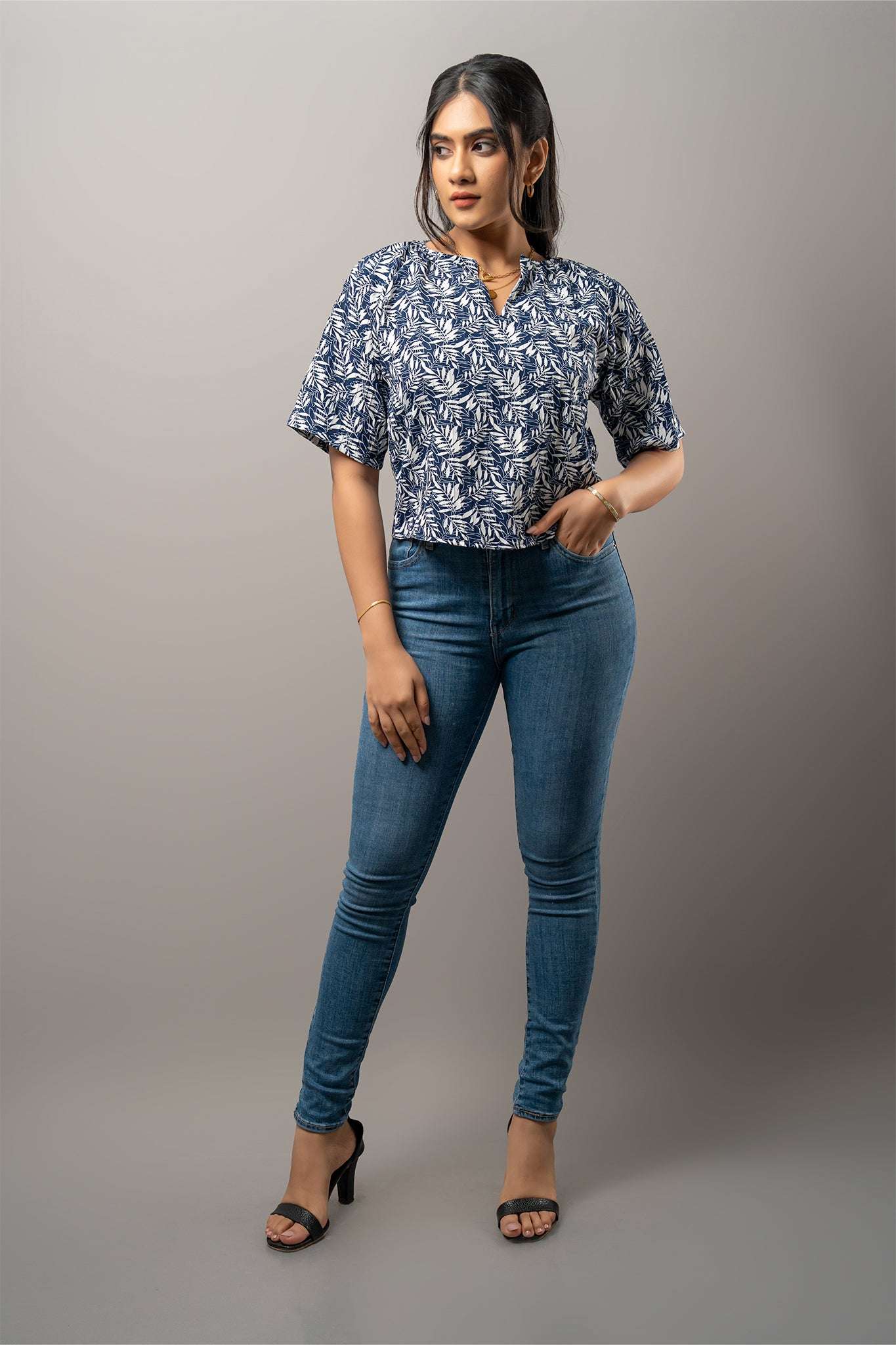 T183 l Clodia V Neck Top