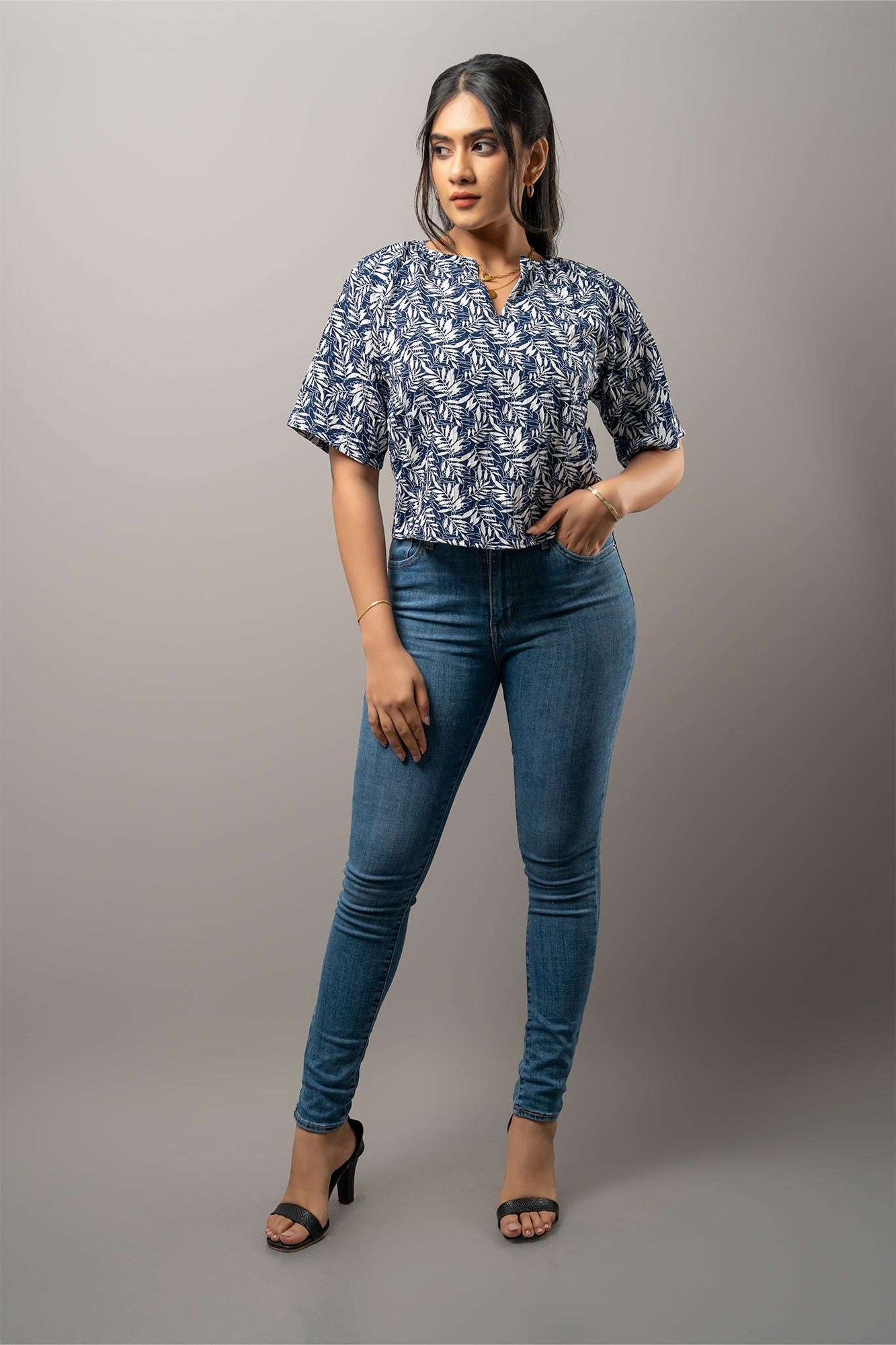 T183 l Clodia V Neck Top