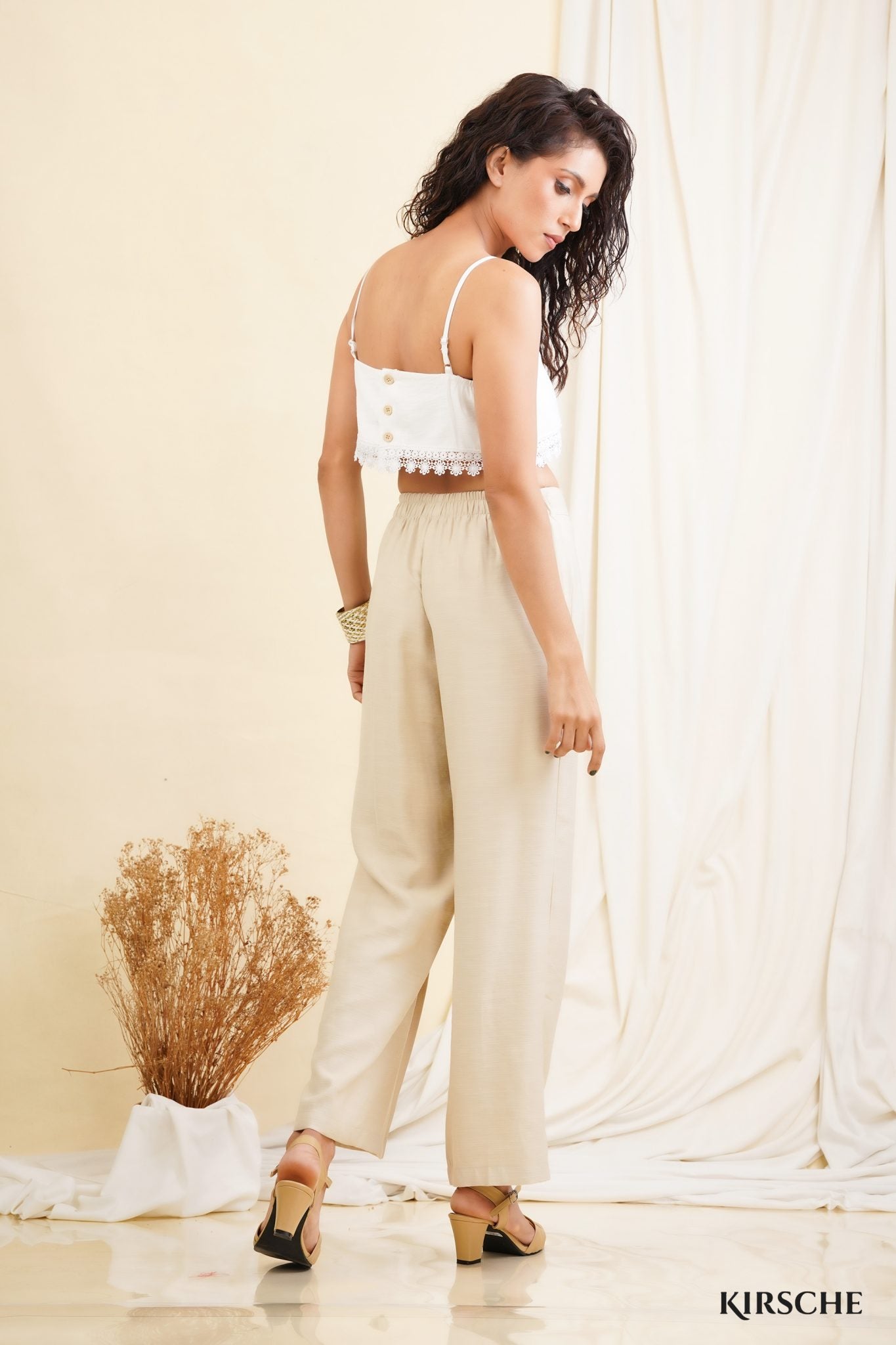 T044 | Lace Detailed Crop