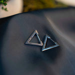 TRIANGLE EARRING SILVER - Image 2