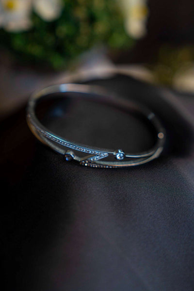 SPARKING SILVER LOCK BANGLE