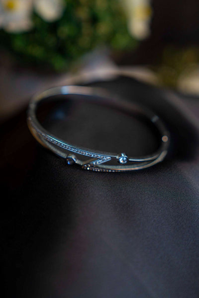 SPARKING SILVER LOCK BANGLE